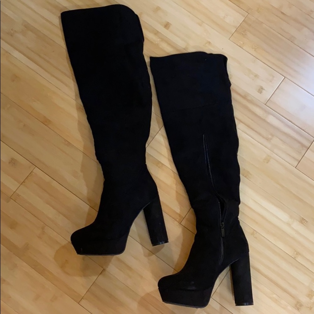 Thigh high suede boots! 🖤